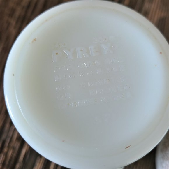 2 Vintage Pyrex White and Brown Floral Design. - Picture 6 of 6